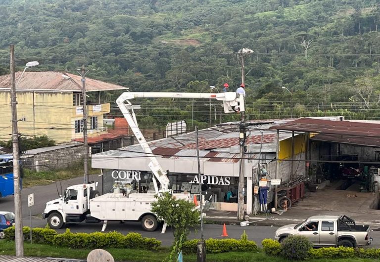 Centrosur mejora iluminación de la Av. 29 de Mayo en Macas