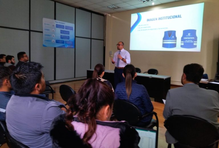 Centrosur capacita a contratistas en atención y trato al cliente