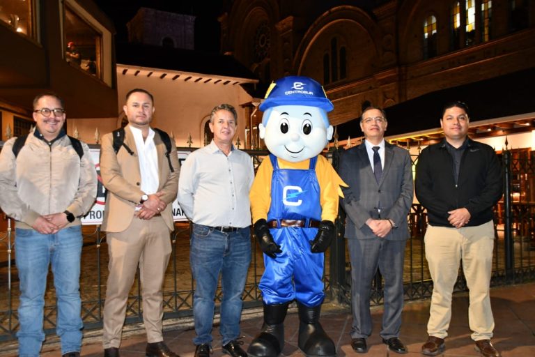 Autoridades recorren obras de sustitución de luminarias en centro histórico de Cuenca