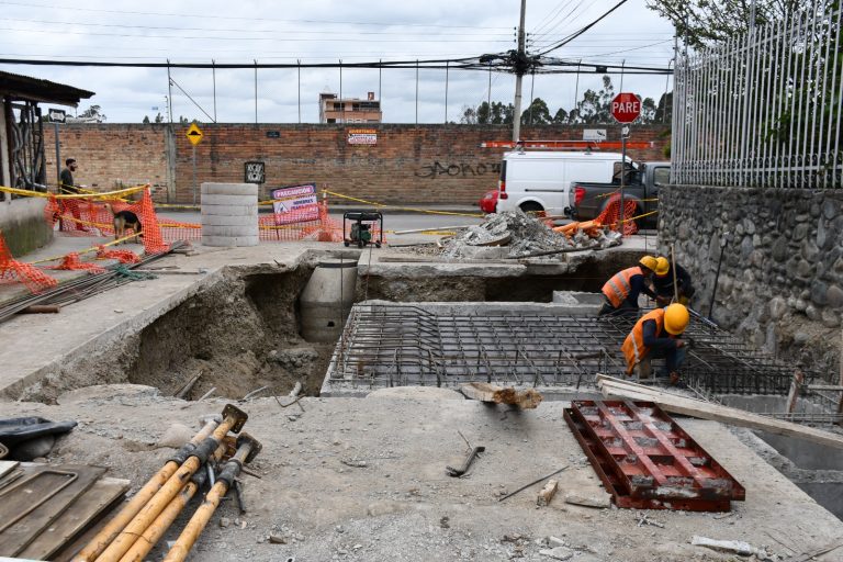 Centrosur ejecuta el soterramiento de redes en Av. del Tejar