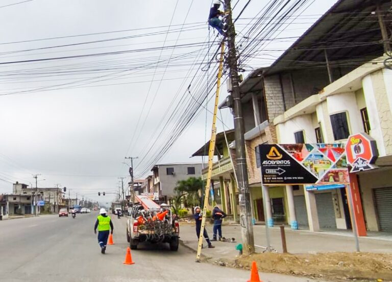 Centrosur fortalece alumbrado público en La Troncal con 244 nuevas luminarias.