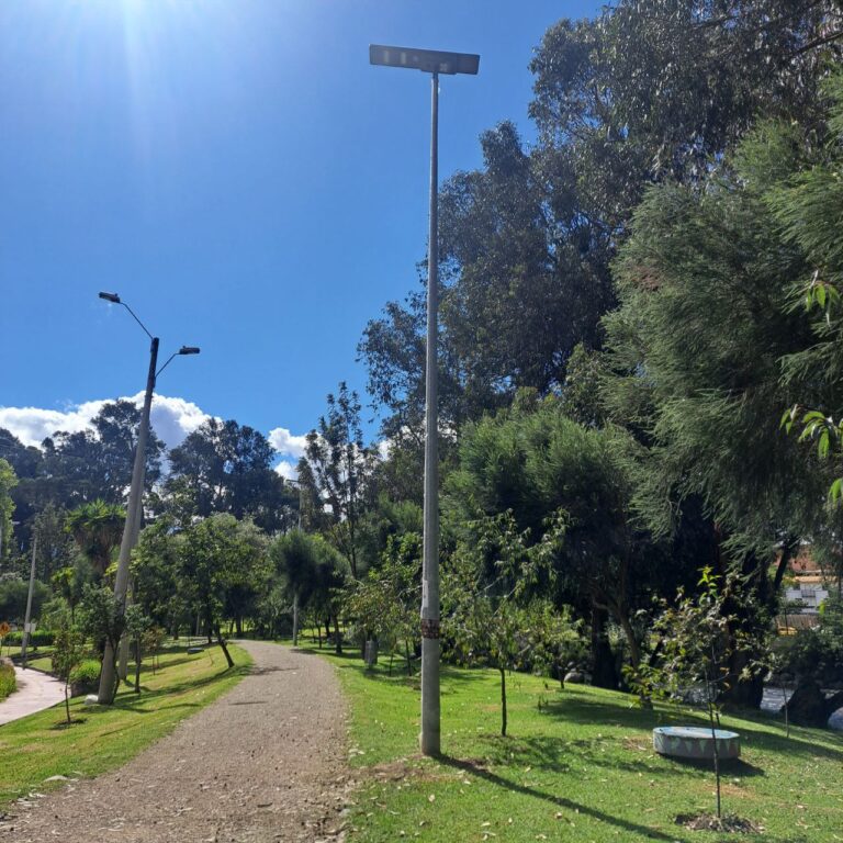 Energía solar se aprovecha en la dotación de alumbrado público