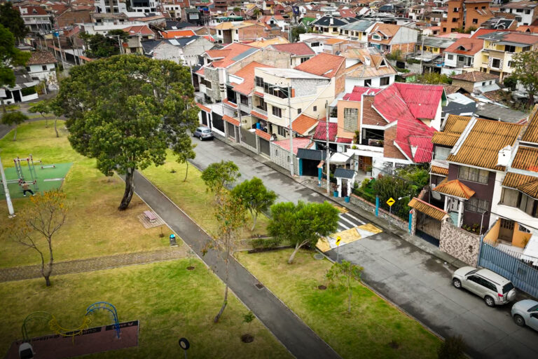 CENTROSUR moderniza la red eléctrica en                      El Batán – Parque del Ángel
