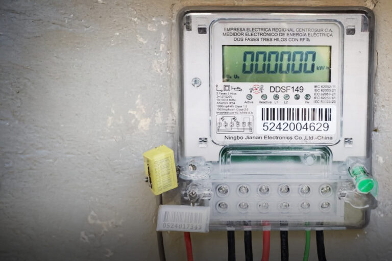 Más de 1.000 medidores renovados para mejorar el servicio eléctrico en Nabón y Oña