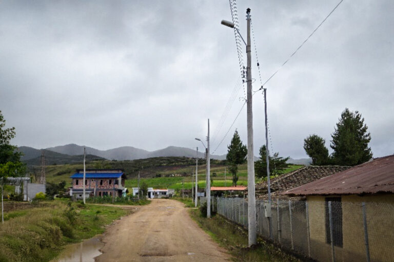 Reubicación de redes mejora el servicio eléctrico en el sector Bayán