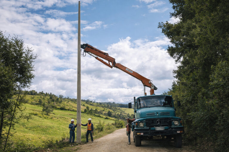 Obras eléctricas mejoran el servicio en el sector Gullambo – Bura
