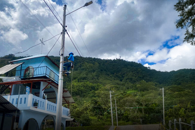 Centrosur fortalece el servicio en Santiago de Méndez