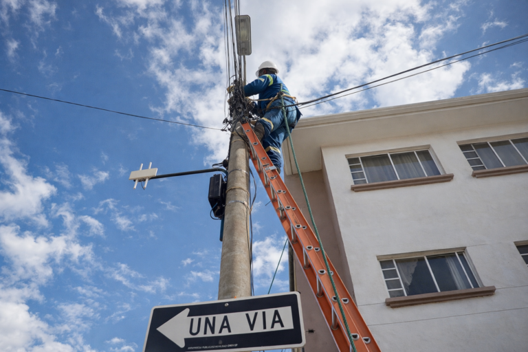 Mantenimiento de alumbrado público en varios sectores de Cuenca