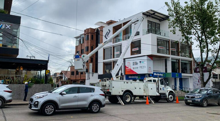 Ordenamiento de cables de telecomunicaciones en la avenida Roberto Crespo