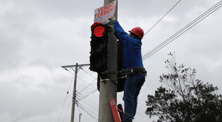 Centrosur retira publicidad colocada en postes
