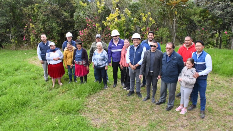 Centrosur electrifica el sector Frutillas y beneficia a más de 30 familias en la parroquia Baños, en Cuenca.