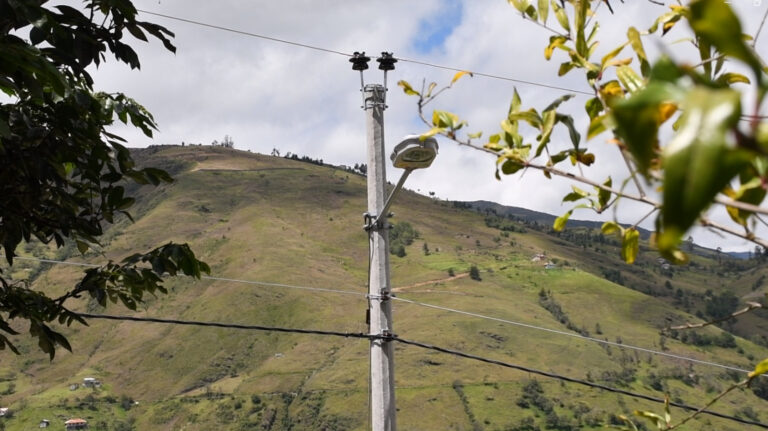 Iluminación y energía para el Barrio Belén Bajo en El Cabo, Paute.