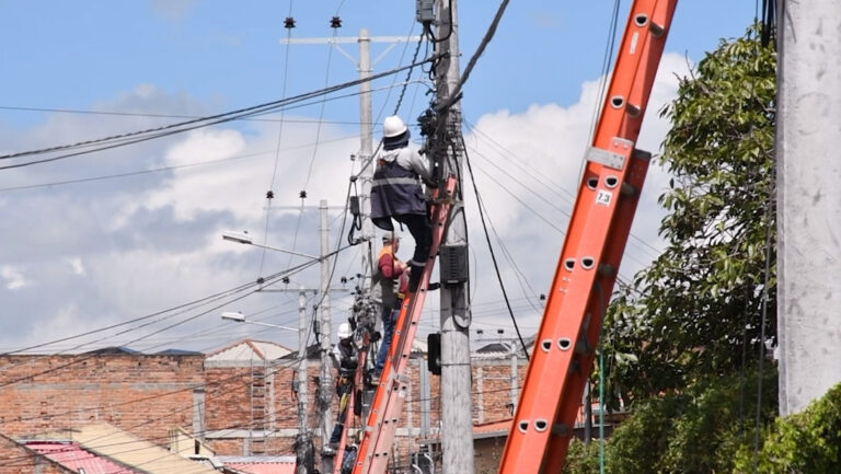 Centrosur lidera el retiro de cables de telecomunicaciones en desuso