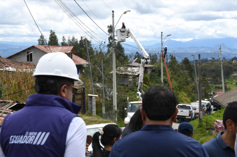 Centrosur fortalece la electrificación y el alumbrado público en varios sectores dentro de su área de concesión.