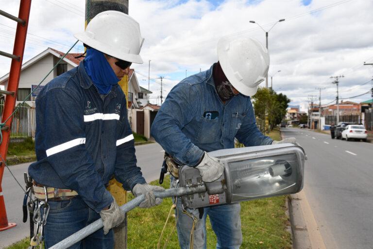Centrosur fortalece la seguridad ciudadana y vial con los mantenimientos preventivos del alumbrado público