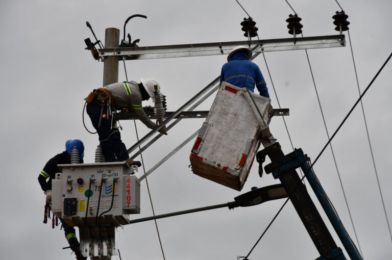 Centrosur destina más de USD 2,6 millones para fortalecer el servicio eléctrico en Morona Santiago y Cañar